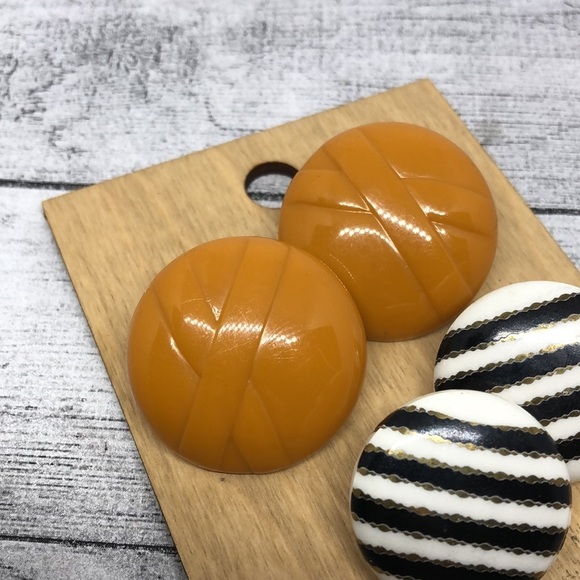 Vintage big button shape statement earrings. - Picture 3 of 6